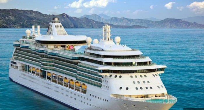 Melintas di Perairan Raja Ampat, Kapal Pesiar Misterius Hebohkan Warga